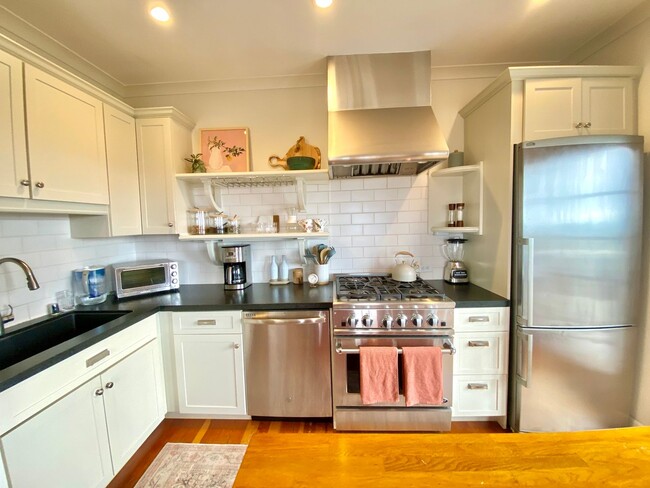 Building Photo - Enchanting 1-Bedroom, 1-Bath Oasis with St...