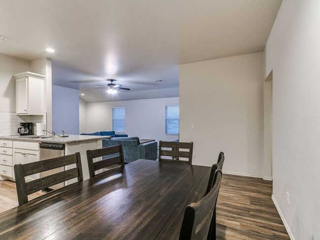 Building Photo - Modern 3BR/2BA Duplex | All Utilities Included | Downtown Edmond