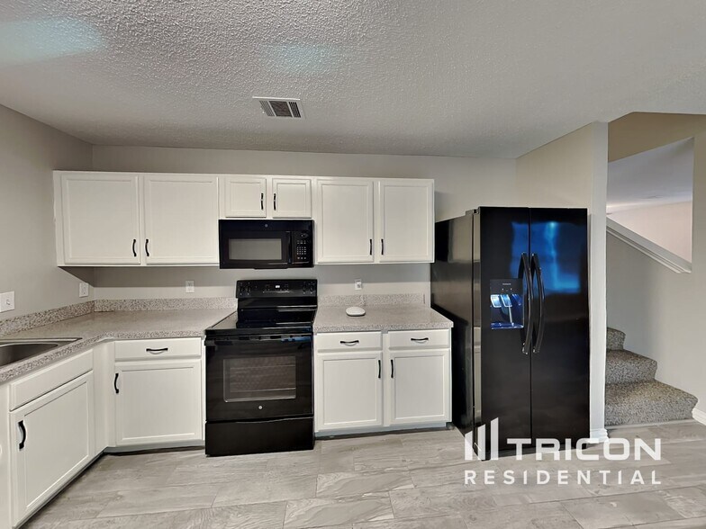 Building Photo - 210 Vivian Dr