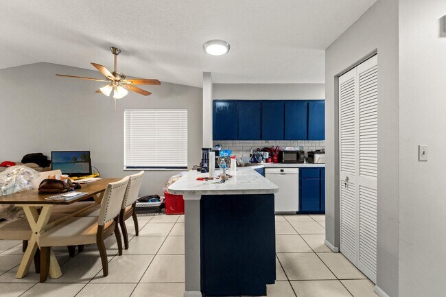 Building Photo - 7124 Barclay Ave