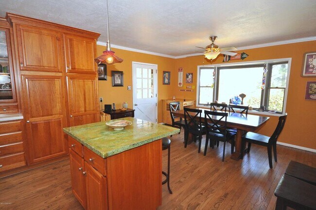 Building Photo - 2057 Heavenly Pl