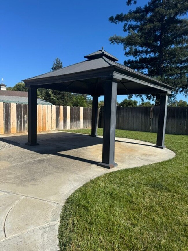 Building Photo - Beautiful 4 Bedroom 2 Bathroom Home with Solar!