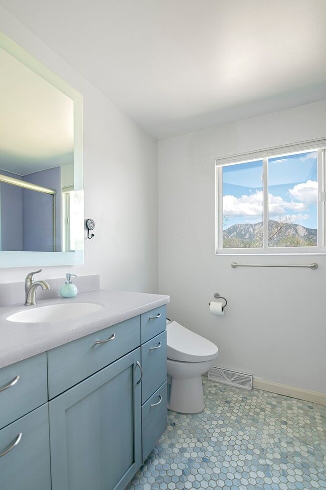 Building Photo - Newly renovated home in Central Boulder wi...