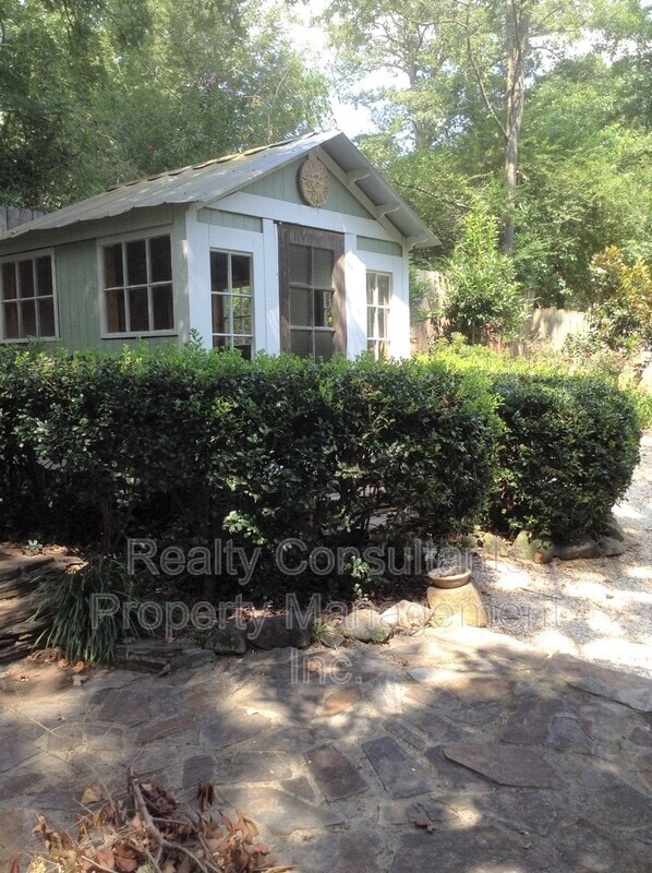 Building Photo - 2461 Lyndhurst Ave