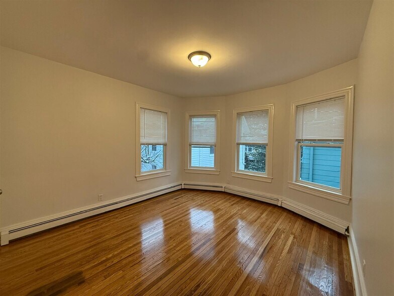 Building Photo - 76 Oak St