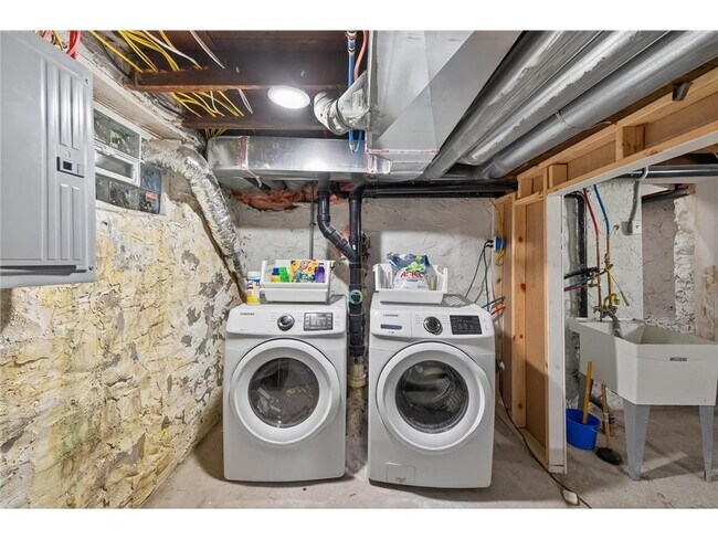 Building Photo - 884 Westminster St