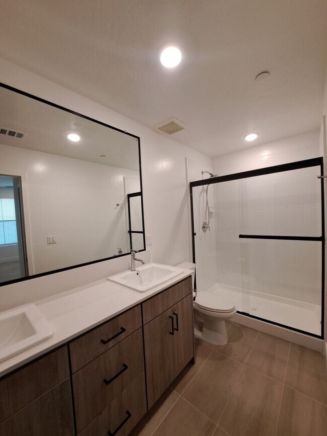 Building Photo - Experience Comfort and Style in This Venet...