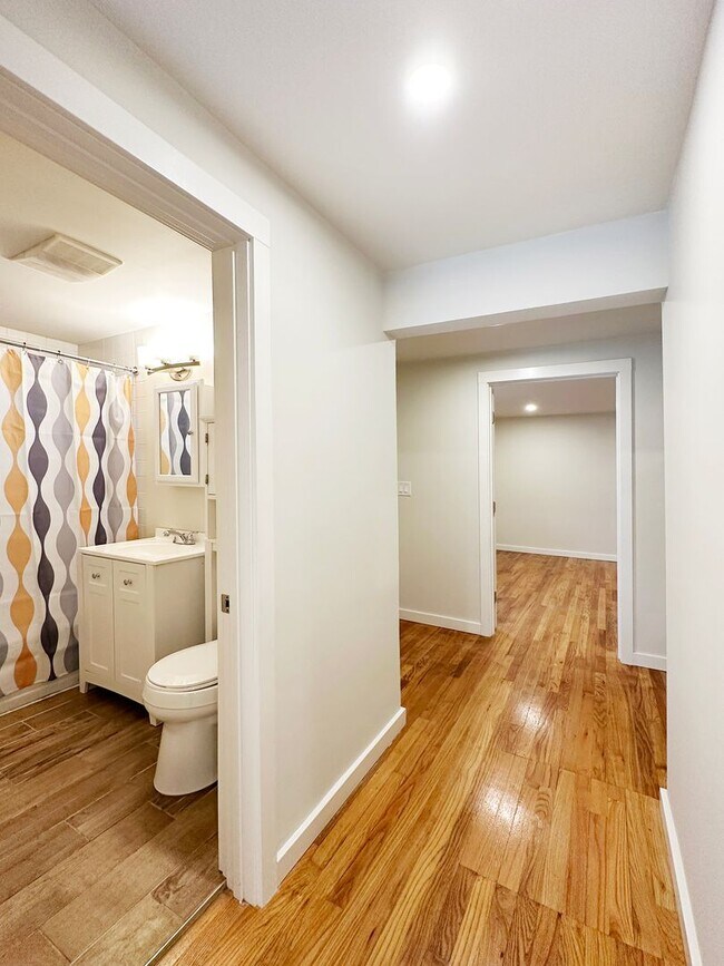 Building Photo - 1Bd/1Ba Seattle Duplex