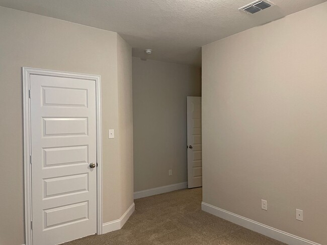 Building Photo - 4 Bedroom in Gruene Field / 1 Mile to Grue...