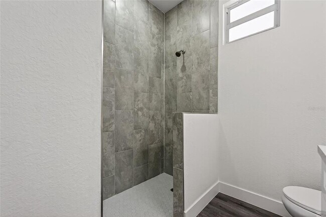 Building Photo - 511 Sweetwater Dr