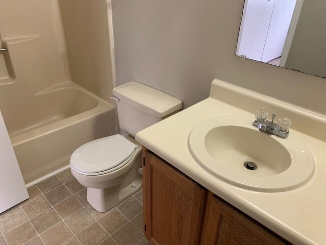 Building Photo - 3 Bedroom Townhouse Close to Liberty Unive...