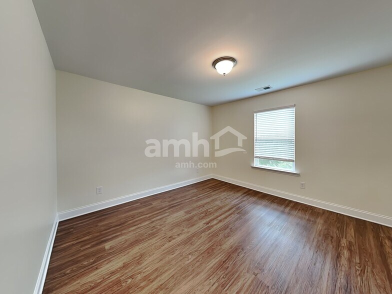 Building Photo - 241 Lake Vista Dr