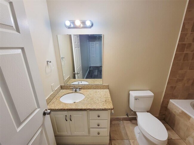 Building Photo - 12700 Royal Green Dr