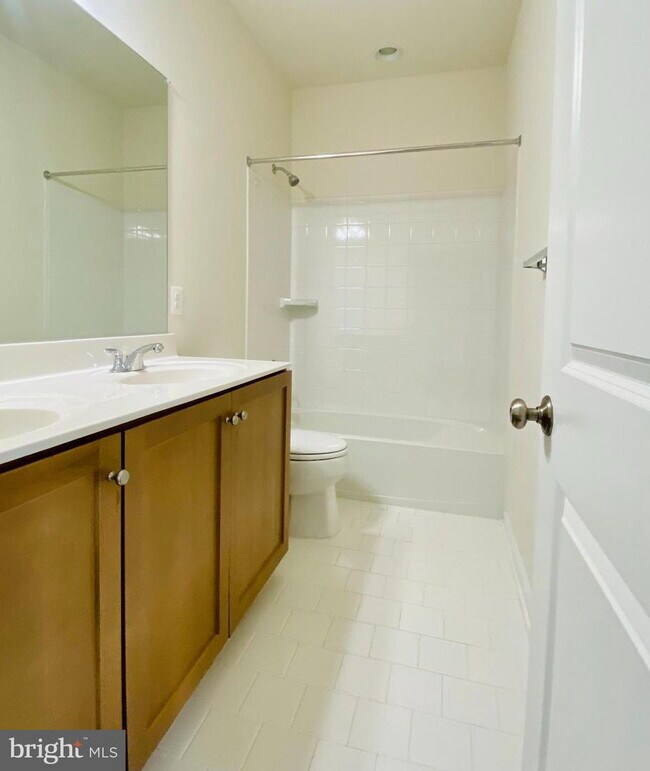Building Photo - Stylish Townhome Living in Desirable Ashburn Community