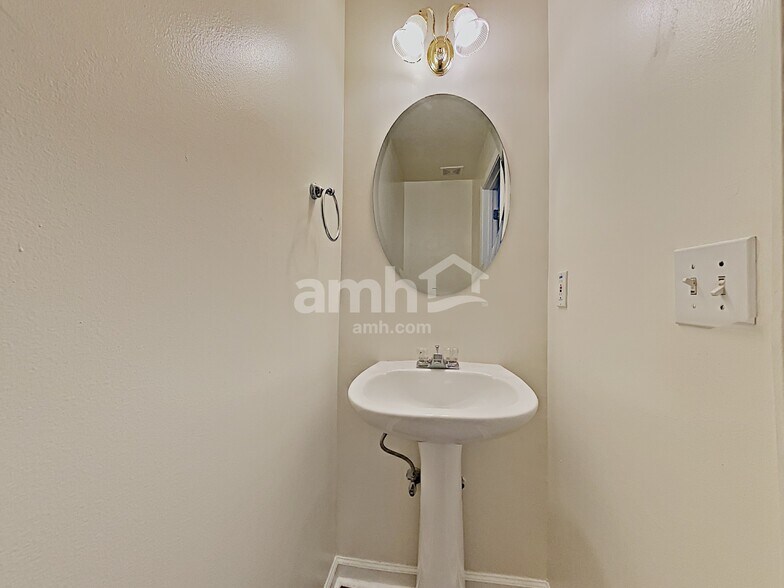 Building Photo - 714 Ridgewood Way