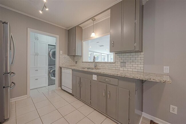 Building Photo - 942 W 30th St