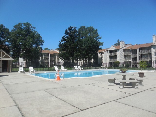 Building Photo - 540 Pineland Cir