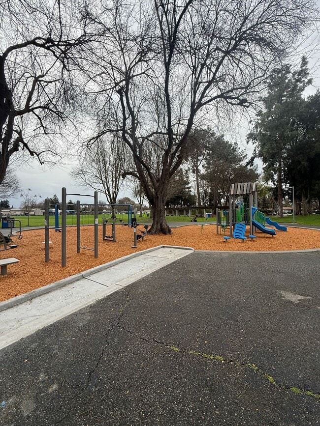 Building Photo - Town Home in South Davis!