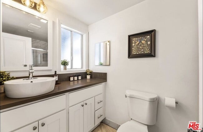 Building Photo - 5700 Vanalden Ave