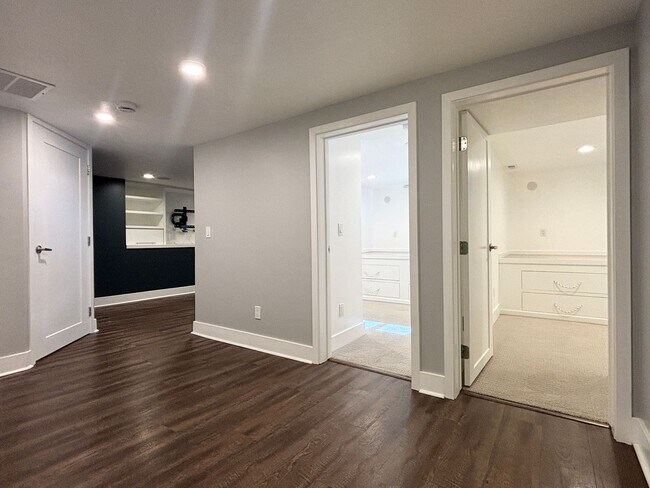 Building Photo - Stunning Remodel Near 9th & 9th!