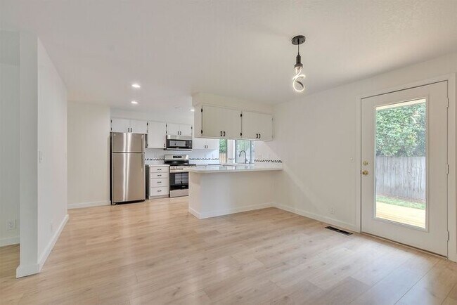 Building Photo - Updated Single Level Home with Large Fence...