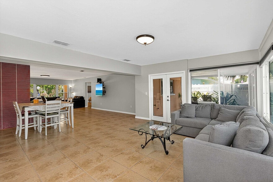 Building Photo - 324 Avenida Madera