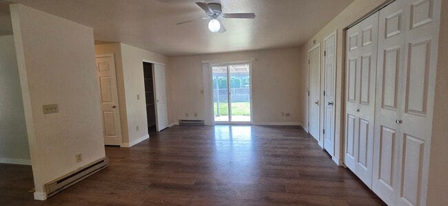 Building Photo - 9656 N Hillview Dr