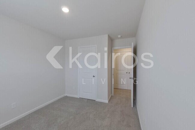 Building Photo - 2529 Banyan Cir