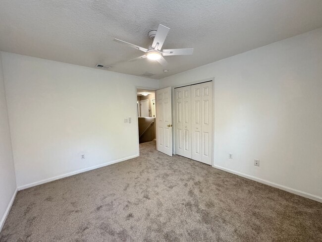 Building Photo - 5 Bedroom Townhome in Avalon Park! TESLA CHARGER INCLUDED!