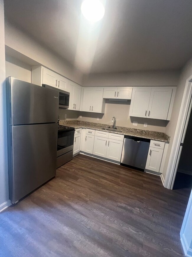 Building Photo - 2 Bedroom 1.5 Bath Townhome Only $1595.00