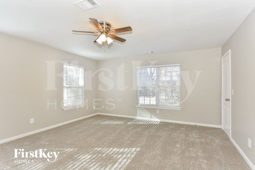 Building Photo - 811 Royal Oaks Dr