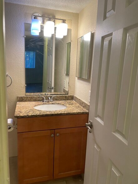 Building Photo - 2630 Coconut Bay Ln