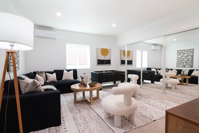 Building Photo - Gated Brentwood Circle Family Home