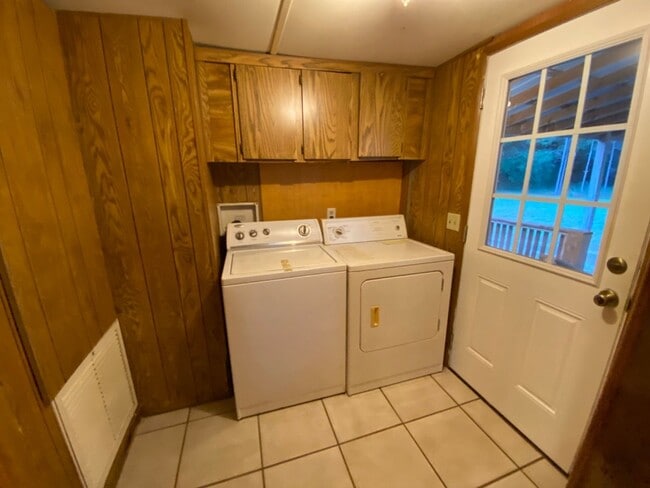 Building Photo - 3 Bedroom, 2 Bath home just outside of Liv...