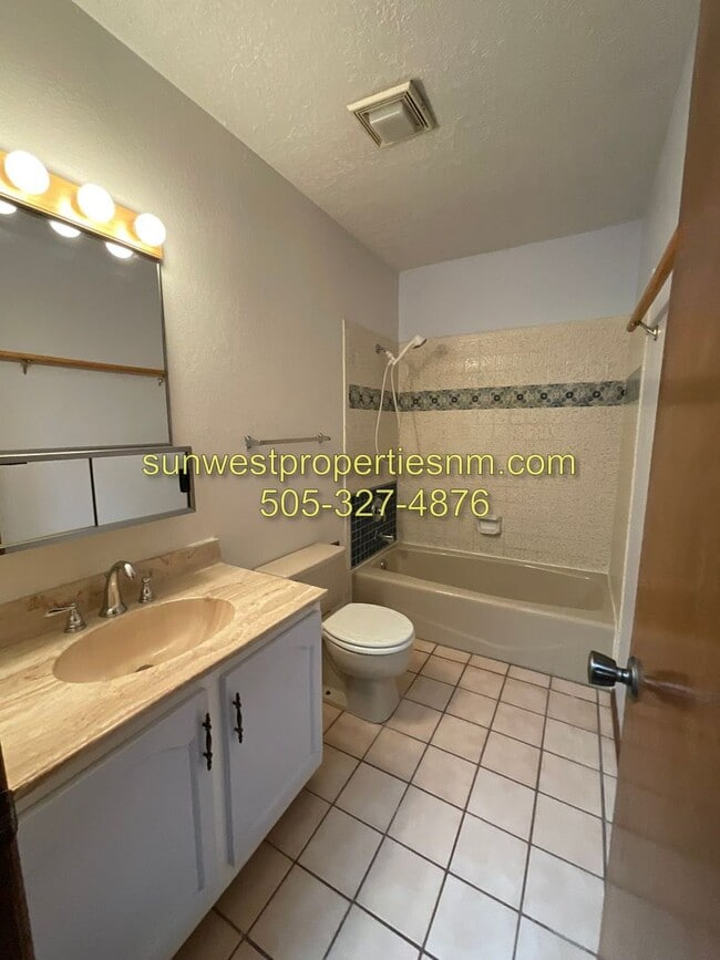 Building Photo - 3 Bedroom, 2.5 Bath 2 Story Condo