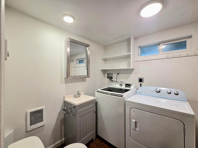 Building Photo - 1121 Monitor Ave