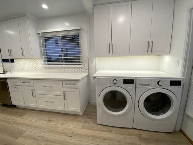 Building Photo - Freshly Renovated 3BR/2BA Pool Home – La C...