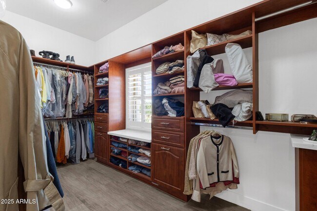 Building Photo - 856 W Quail Cir