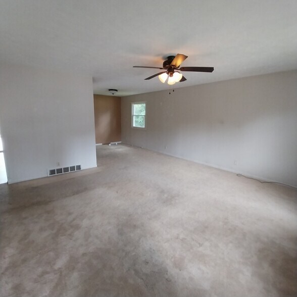 Your Living Area 20x15 ft. - 208 Sandi Ct