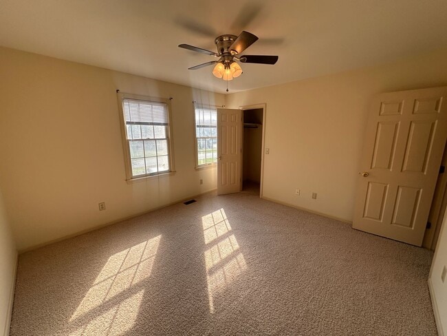 Building Photo - 2 Bed 2 Bath Townhouse