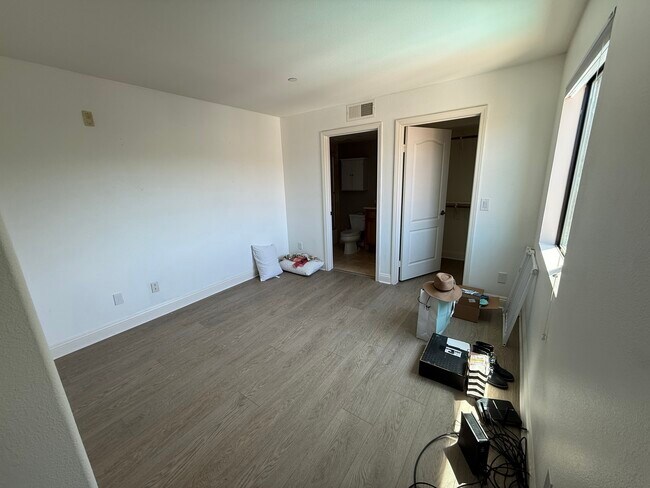 Building Photo - 14322 Dickens St