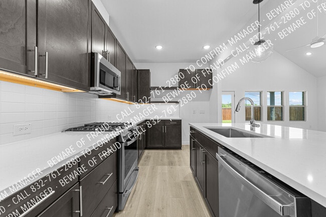 Building Photo - 2229 Maple Ridge Dr