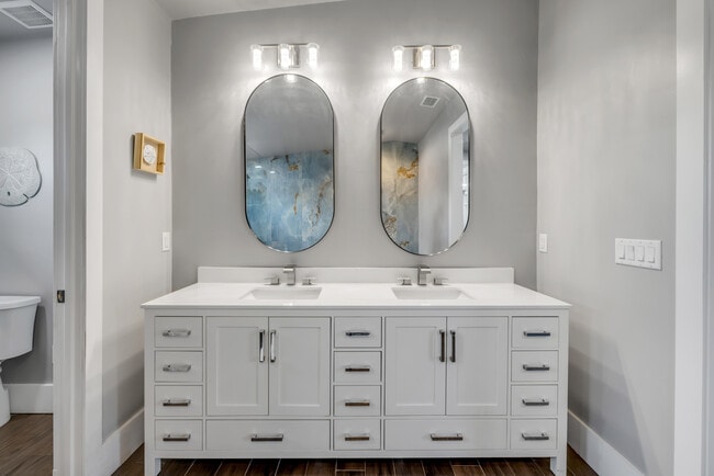 Building Photo - 1707 N Peninsula Ave