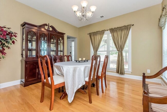Building Photo - 3BR/2.5BA home for rent 7 miles from uptown with access to the greenway at the end of the street.