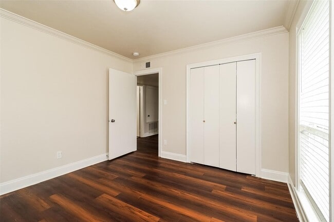 Building Photo - Spacious 4BR Home with Vaulted Ceilings, Fireplace & Large Backyard!