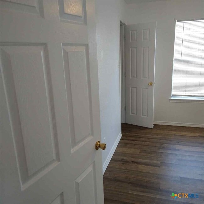 Building Photo - 105 Valley Cir