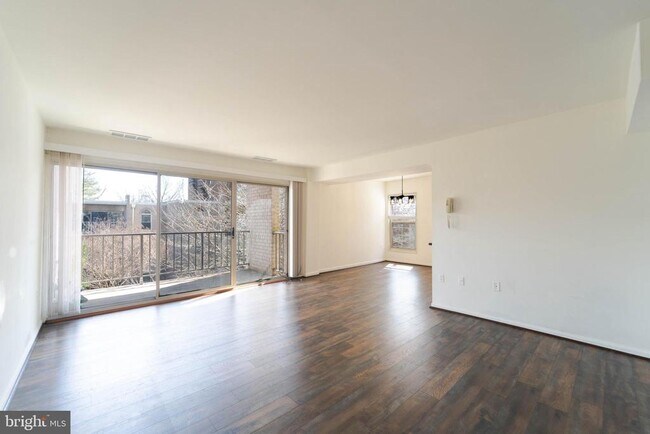 Building Photo - 37 Canterbury Square