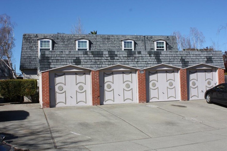 Building Photo - 977 Mangrove Ave