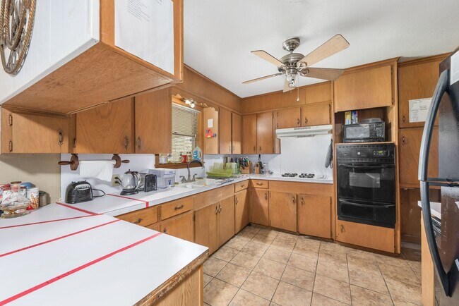 Building Photo - August Pre-Lease Available!! 3 Bed, 2 Bath with Huge Backyard and Covered Patio!