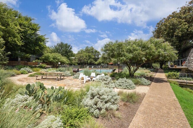 Building Photo - 1304 Mariposa Dr